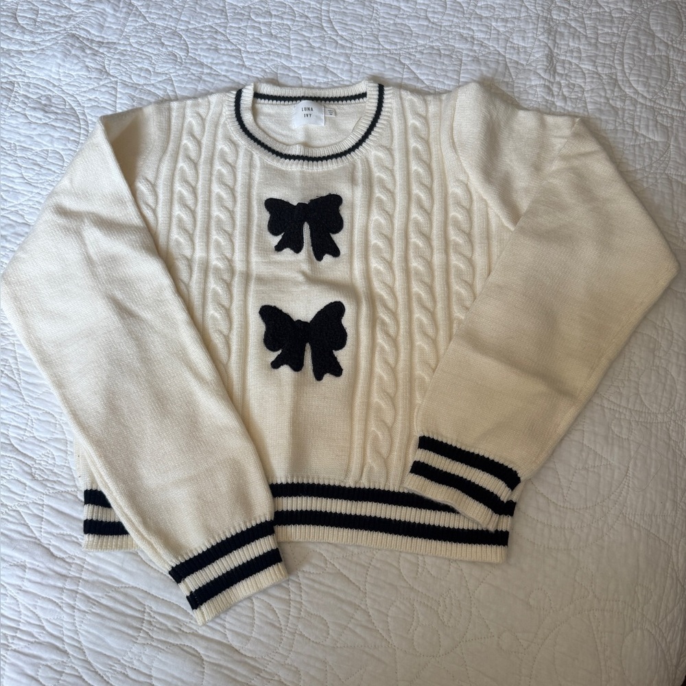 Luna & Ivy Elegant Cream Sweater with Black Accents size medium